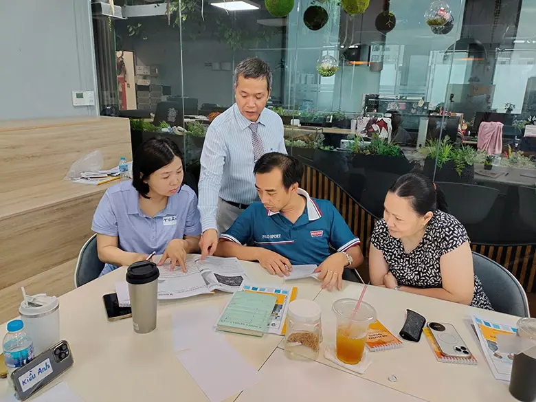 Giảng viên trình bày trong lớp đào tạo kỹ năng giao tiếp