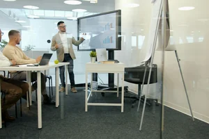 Illustration for the Work Performance Evaluation Skills course in a workplace context