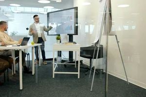 Illustration for the Employee Performance Management course in a workplace context
