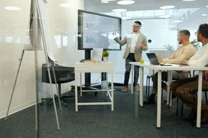 Illustration for the Project Risk Management course in a workplace context